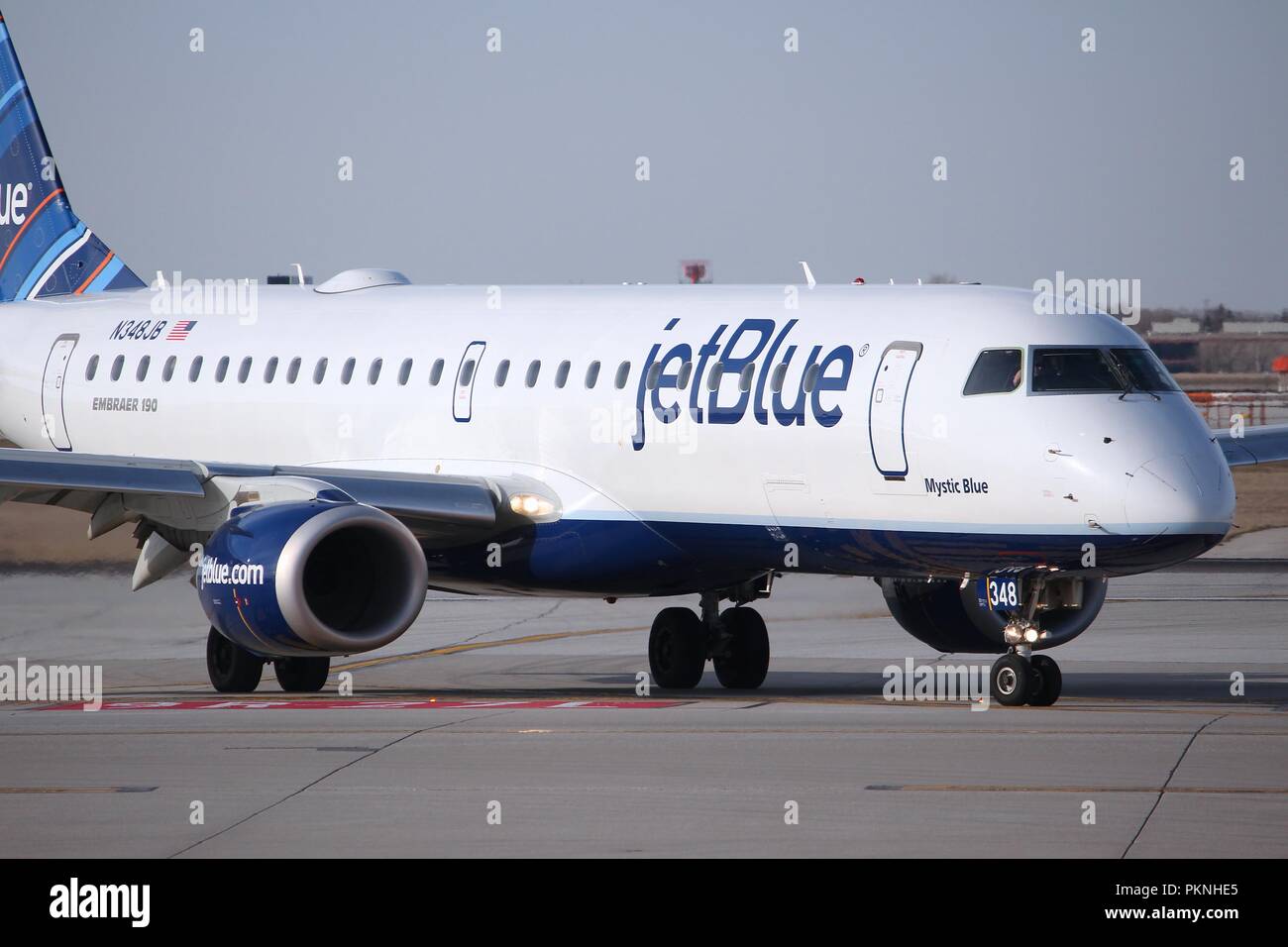 CHICAGO, STATI UNITI - 1 Aprile 2014: Jetblue Embraer taxi dopo l'atterraggio all'Aeroporto O'Hare di Chicago. JetBlue è un americano di compagnia aerea low-cost wit Foto Stock