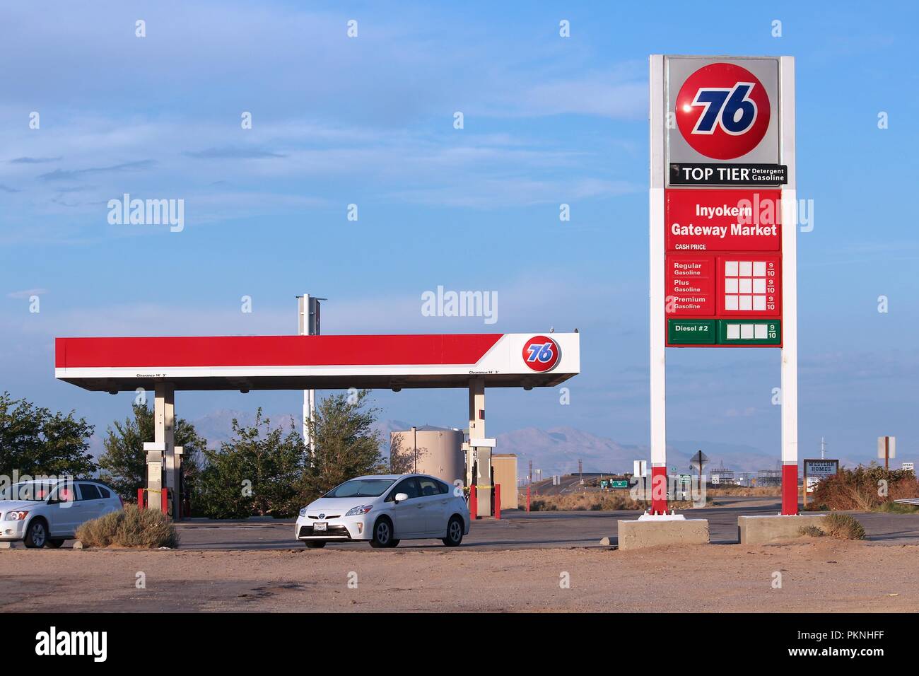 INYOKERN, STATI UNITI - Aprile 12, 2014: 76 marca gas station in Inyokern, California. 76 è posseduto dalla Phillips 66, grandi società di petrolio (numero 6 per Foto Stock