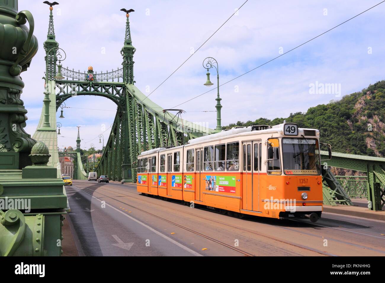 BUDAPEST, Ungheria - 20 giugno 2014: la gente ride orange Il tram a Budapest. Esso è parte di BKK sistema di trasporti pubblici che serve 1.4 miliardi di marcia annuale Foto Stock