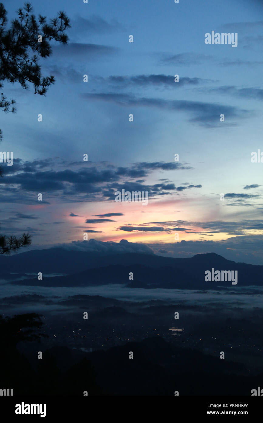 Vista del famoso basso livello cloud a Toraja Utara, visto da all'Tombi, Sulawesi, Indonesia Foto Stock
