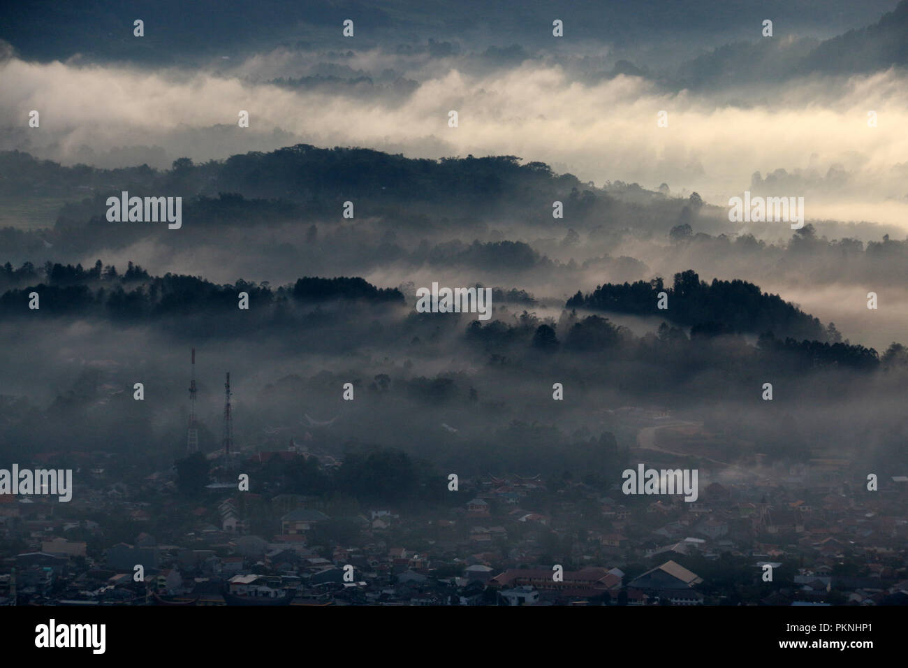 Il famoso basso livello cloud a Toraja Utara, visto da all'Tombi, Sulawesi, Indonesia Foto Stock