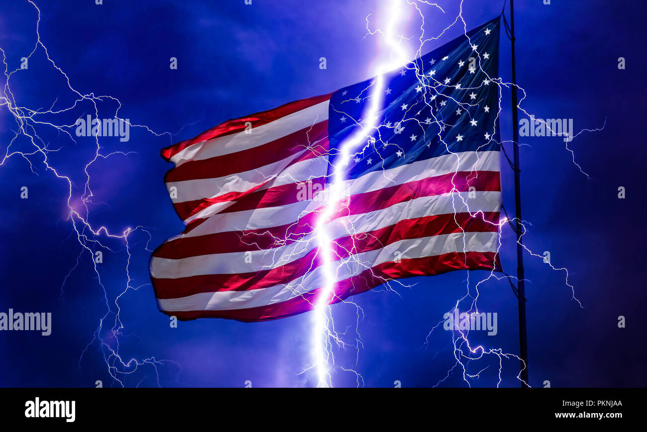Un lampo di luce sembra dividere una bandiera americana in due parti. Foto Stock