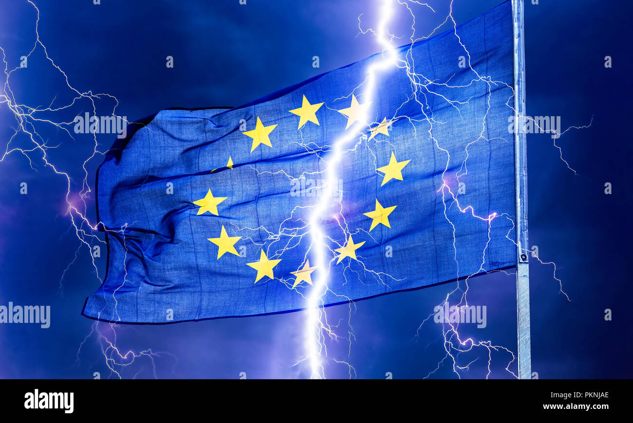 Un lampo di luce sembra dividere una bandiera europea in due parti. Foto Stock