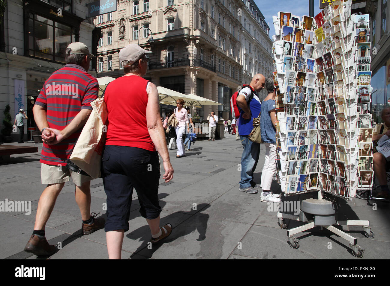 VIENNA - 5 settembre: turisti passeggiare il 5 settembre 2011 in Kartner Strasse a Vienna. A partire da 2008, Vienna è stato il ventesimo città più visitata di tutto il mondo ( Foto Stock