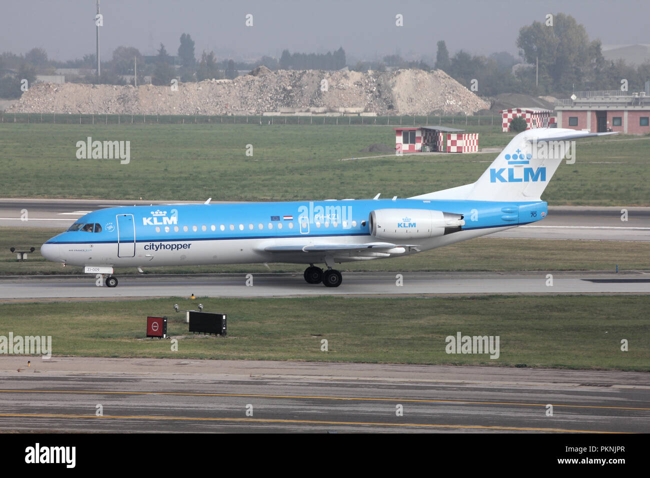 BOLOGNA - 16 ottobre: Fokker 70 di KLM su 16 Ottobre 2010 all'Aeroporto Internazionale di Bologna. Il modello di aeromobile sta per essere rilanciata da Rekkof ai Foto Stock