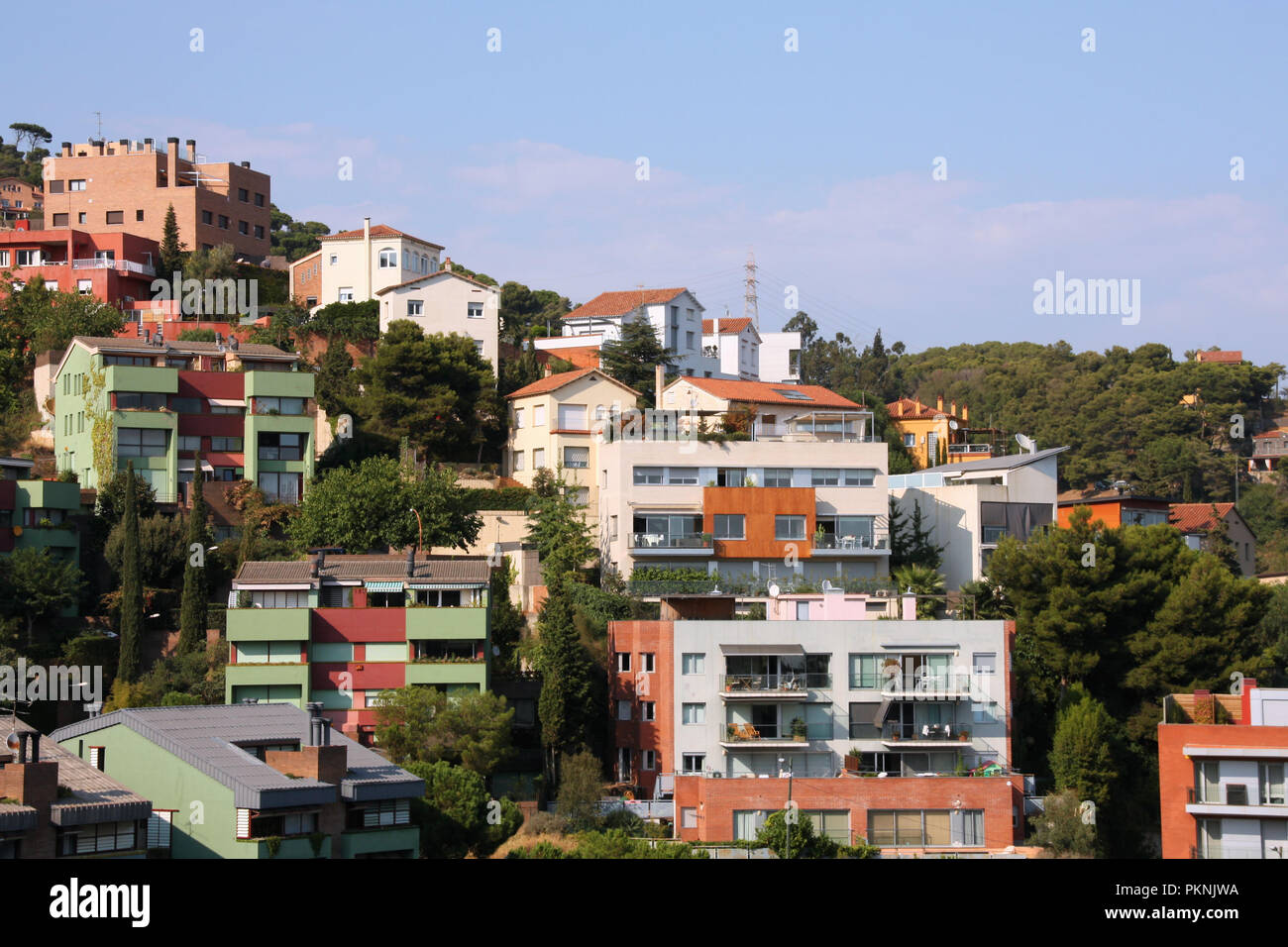 Tibidabo di Barcellona. Quartiere residenziale situato sul pendio di una collina. Spagnolo case. Foto Stock