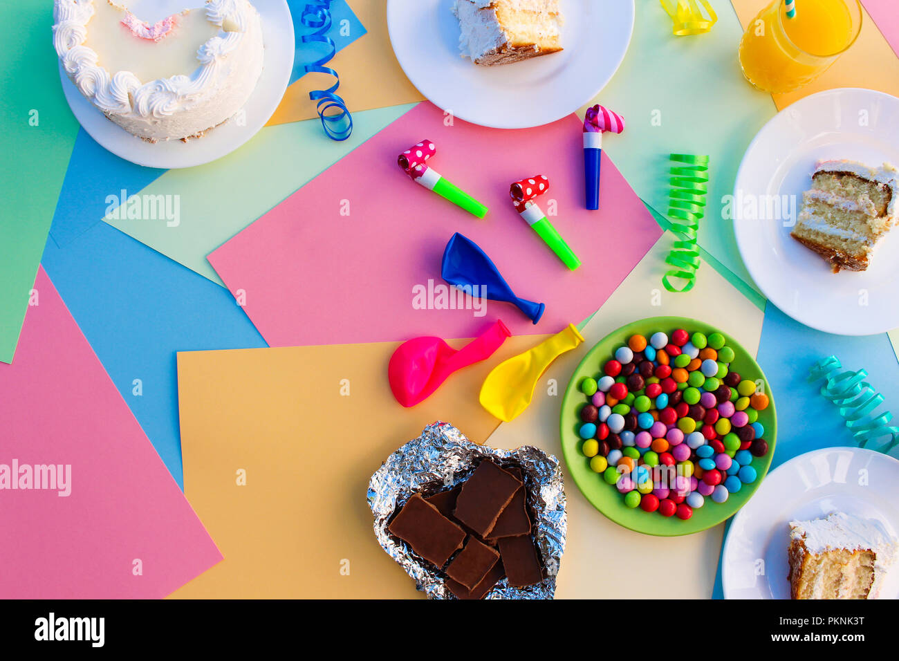 Torta, candy, cioccolato, fischietti, bandiere, palloncini sulla tabella di  vacanza. Concetto di festa di compleanno di bambini. Vista dall'alto Foto  stock - Alamy