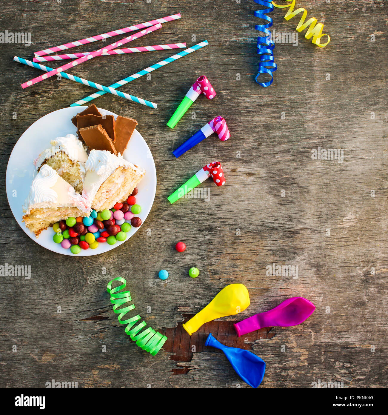 Torta, candy, cioccolato, fischietti, bandiere, palloncini sulla tabella di  vacanza. Concetto di festa di compleanno di bambini. Vista dall'alto Foto  stock - Alamy