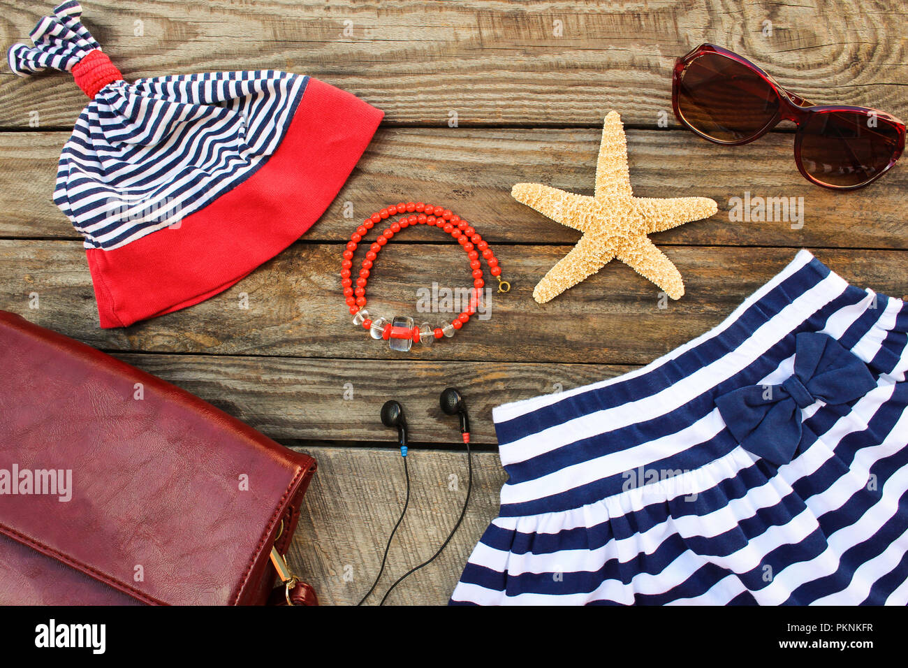 Estate Abbigliamento per bambini e la spiaggia di accessori per la vostra  vacanza sul mare il vecchio sfondo di legno. Tonica immagine Foto stock -  Alamy
