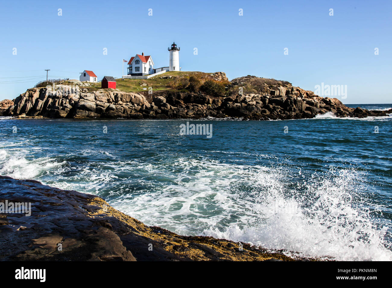 YORK, Maine, Stati Uniti d'America - OTTOBRE, 10, 2016: Cape Neddick 'Nubble' faro in York con cielo blu Foto Stock