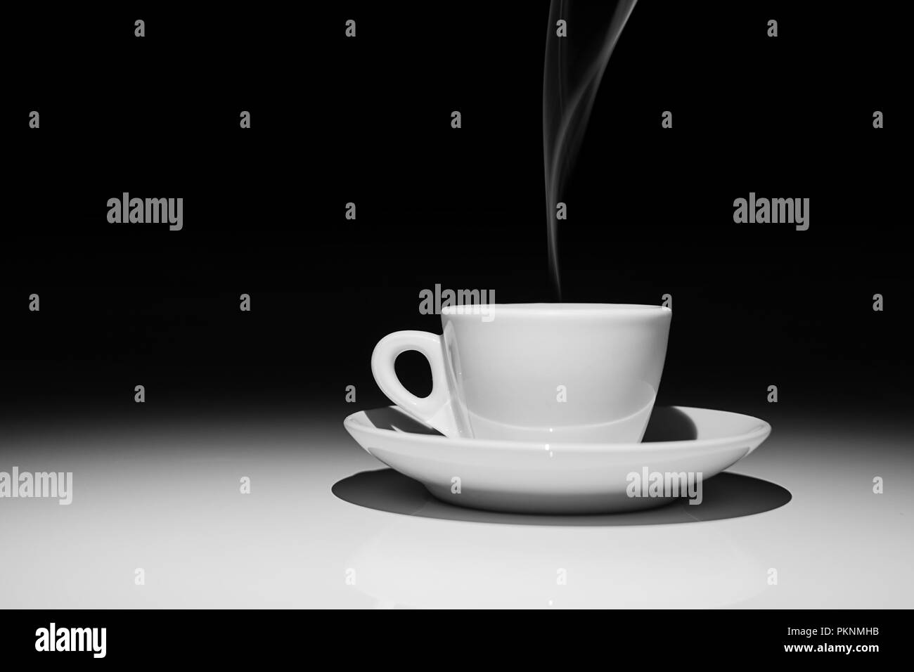 Profilo della tazza di caffè e vapore su bianco e sfondo nero Foto Stock