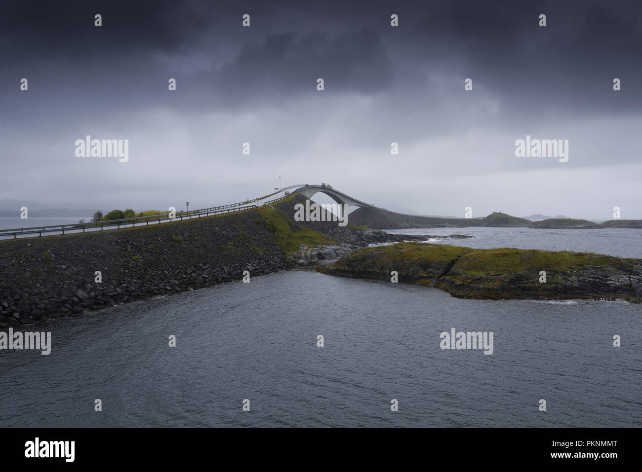 Storseisundet ponte su un nuvoloso, giorno piovoso. Atlantic Road, Averoy, Atlantico settentrionale, Norvegia Foto Stock