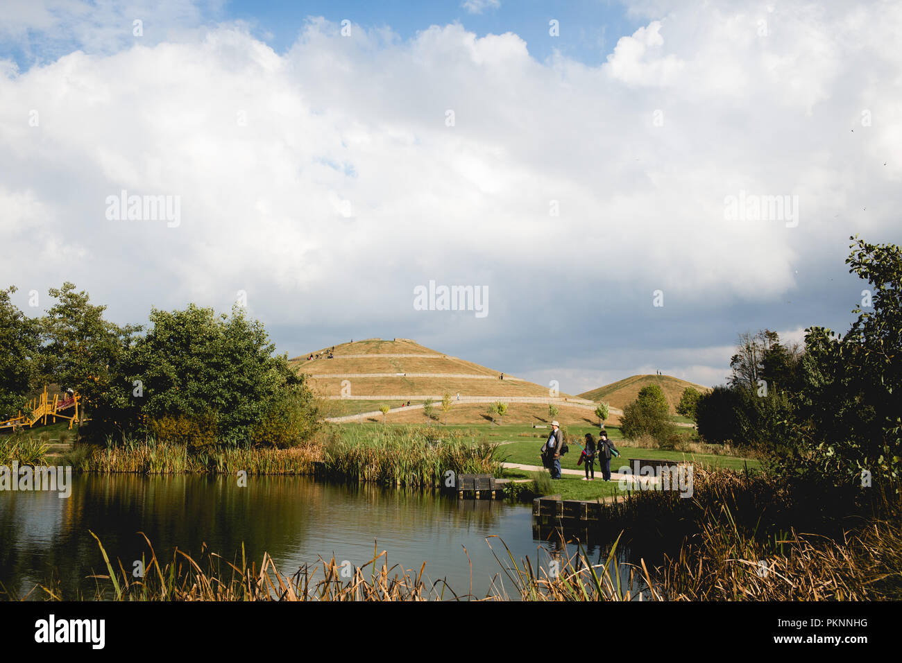 Pesca artificiale lago per la pesca sportiva e la cattura del pesce con i tumuli /colline del Parco Northala / Campi Northala l in background Foto Stock