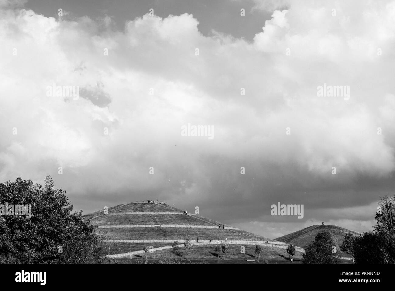 Collinette artificiali costruite a partire da rifiuti e macerie dallo stadio di Wembley & White City sono diventati una serie di quattro tumuli (colline) in un parco unico NW Londra Foto Stock