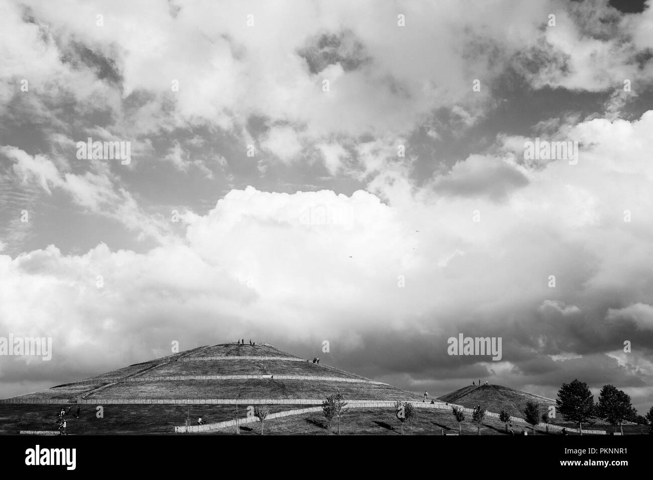 Collinette artificiali costruite a partire da rifiuti e macerie dallo stadio di Wembley & White City sono diventati una serie di quattro tumuli (colline) in un parco unico NW Londra Foto Stock