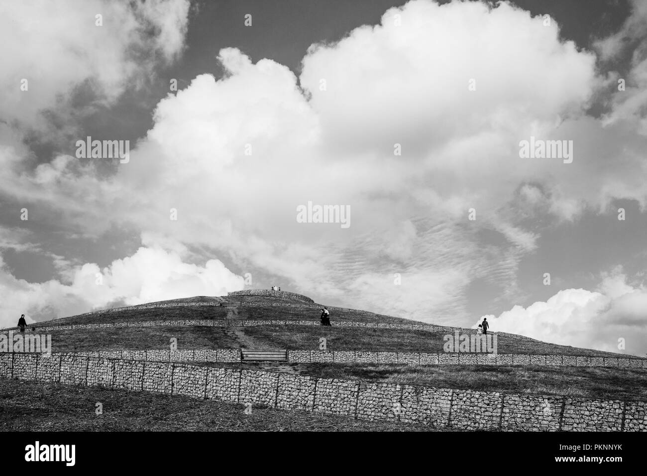 Collinette artificiali costruite a partire da rifiuti e macerie dallo stadio di Wembley & White City sono diventati una serie di quattro tumuli (colline) in un parco unico NW Londra Foto Stock