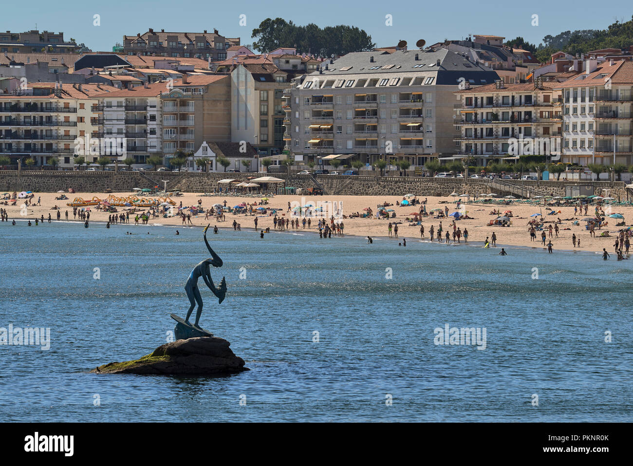 Spiaggia di Silgar e Madama la scultura, opera donata dallo scultore Alfonso Vilar nel villaggio di Sanxenxo, Galizia, Spagna Foto Stock