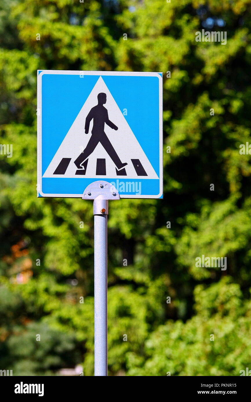 Spia blu cartello stradale con simbolo pedonale Foto Stock