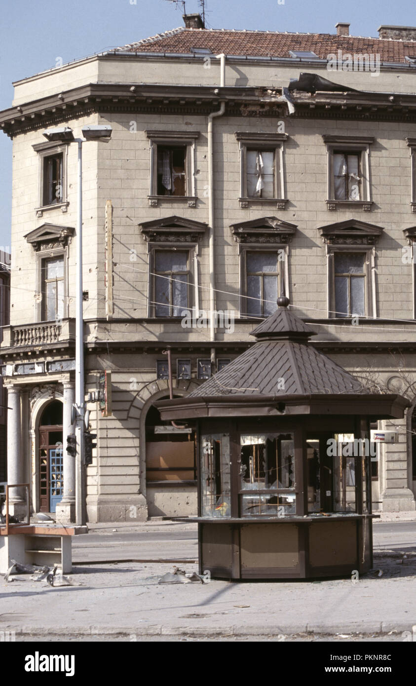 Il 15 marzo 1993 durante l'assedio di Sarajevo: una cabina danneggiata ed edifici segnato con bullet e shrapnel fori su 'Sniper Alley". Foto Stock