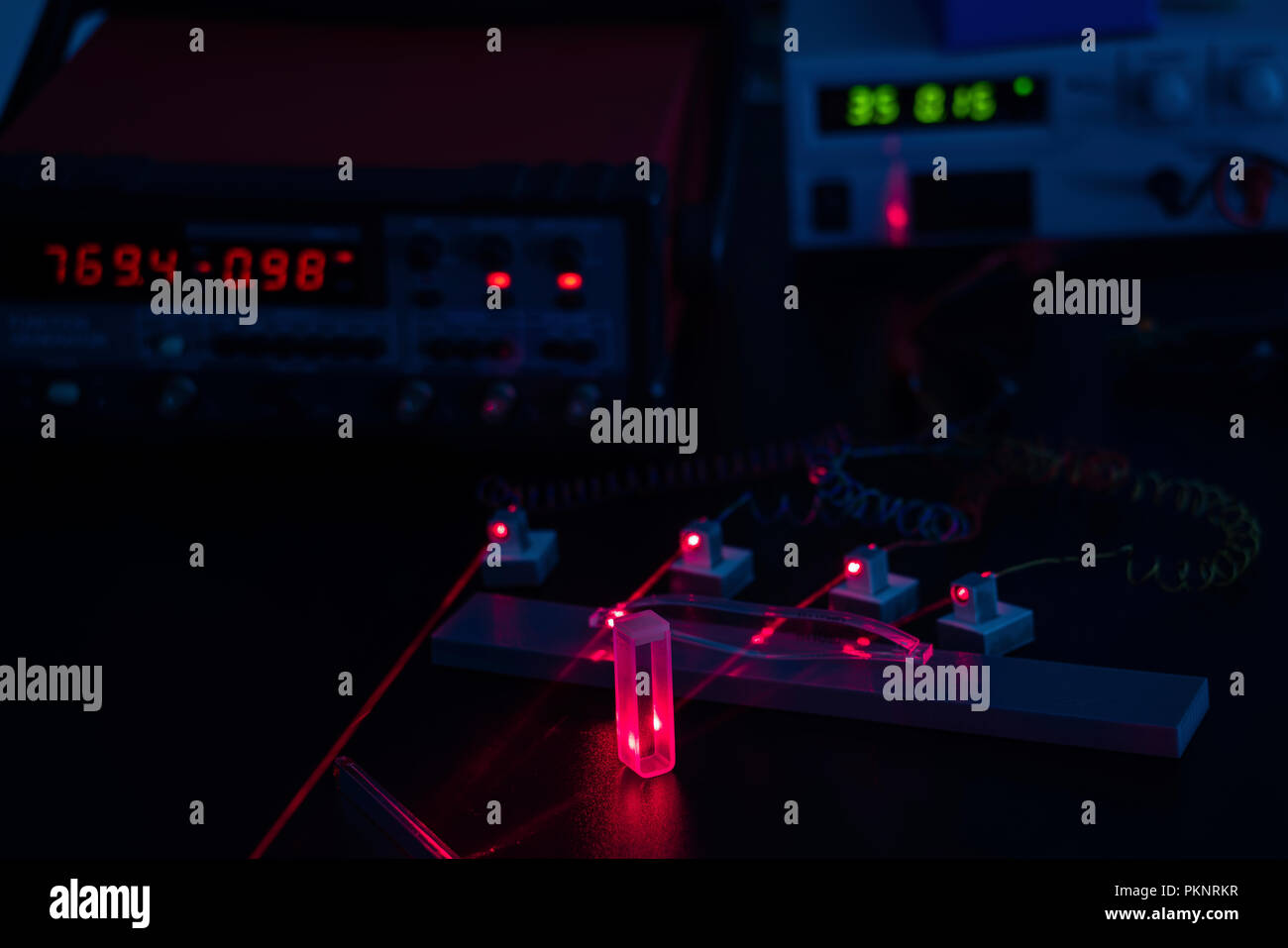Esperimento di laser nel laboratorio di fotonica. Foto Stock
