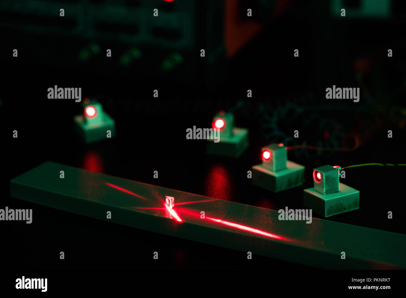 Esperimento di laser nel laboratorio di fotonica. Foto Stock