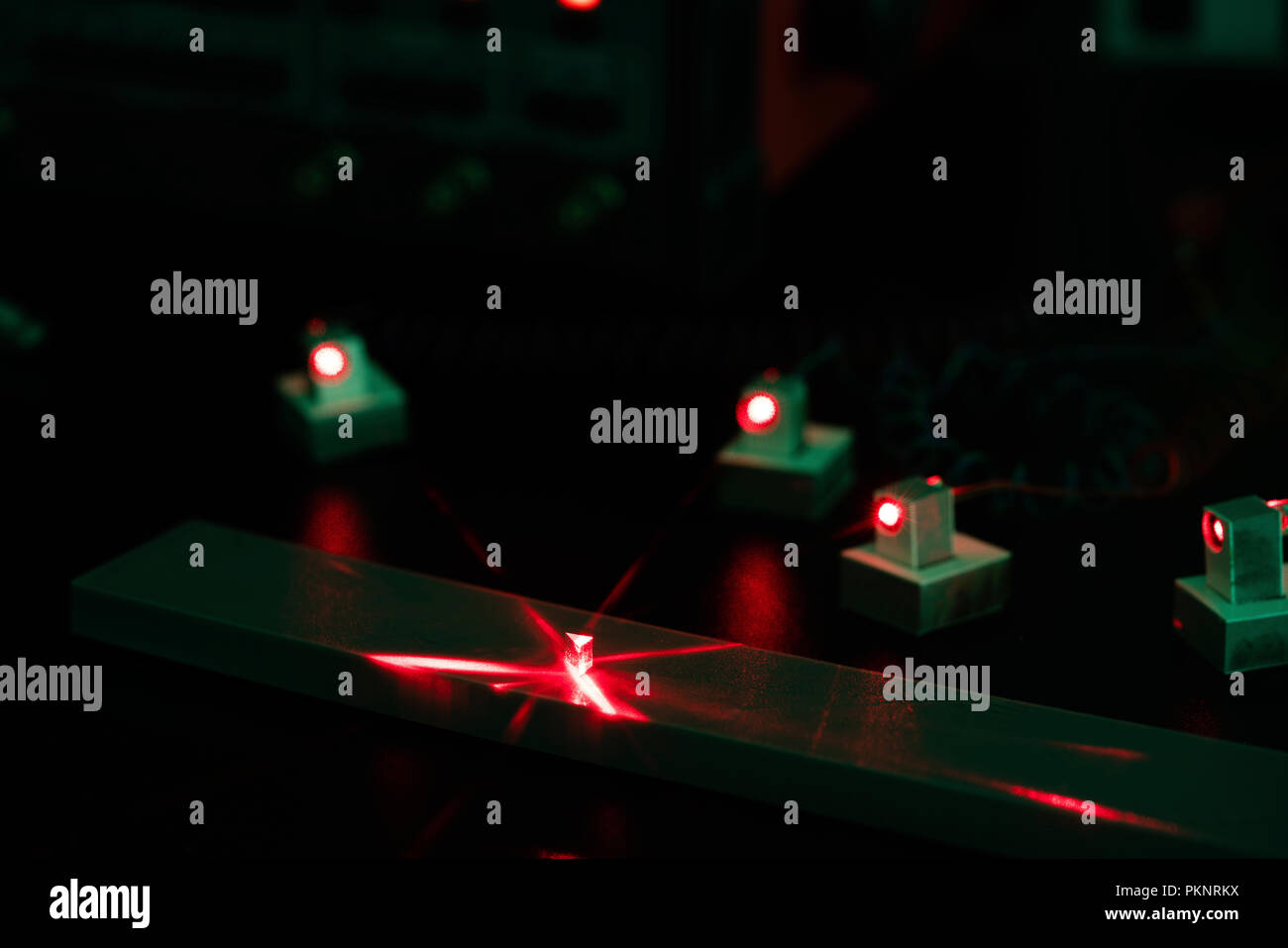 Esperimento di laser nel laboratorio di fotonica. Foto Stock