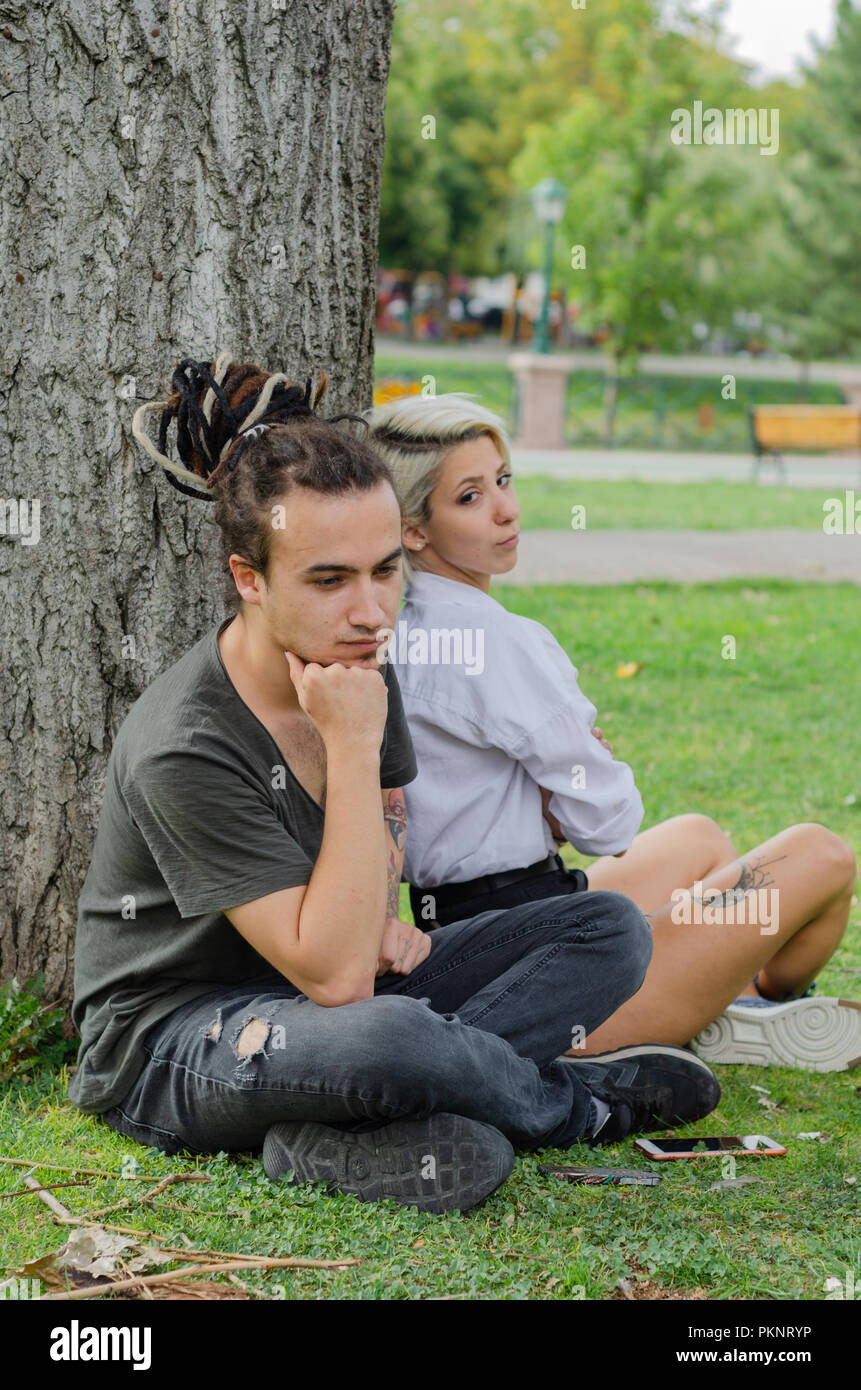 Difficoltà di relazione: Coppia giovane avente una problemi.Essi sono sconvolti gli uni con gli altri. Foto Stock