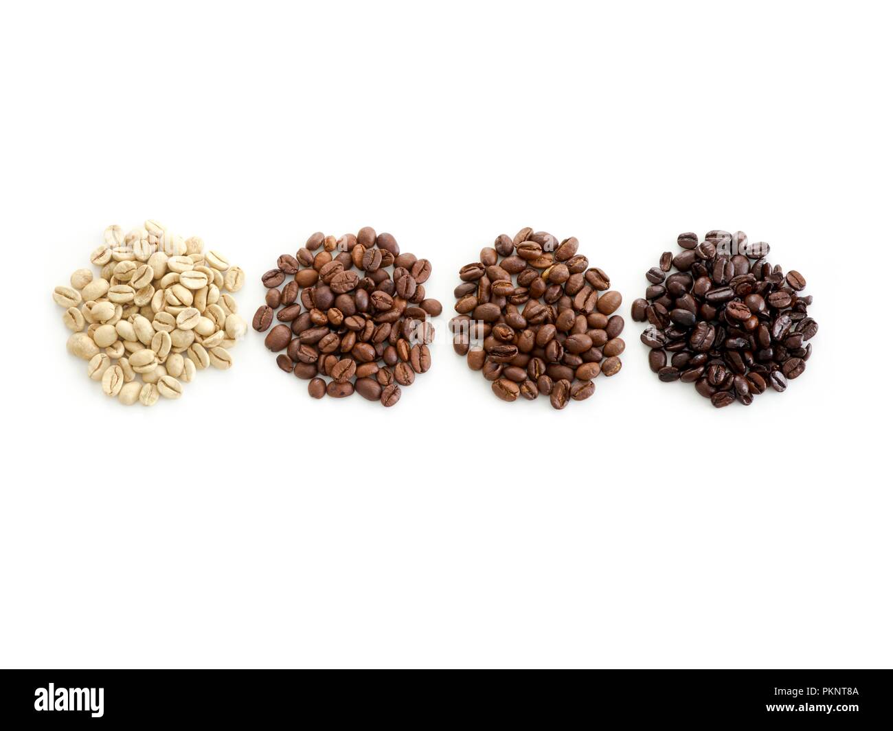 Raw, leggero, medio e dark roast i chicchi di caffè. Foto Stock