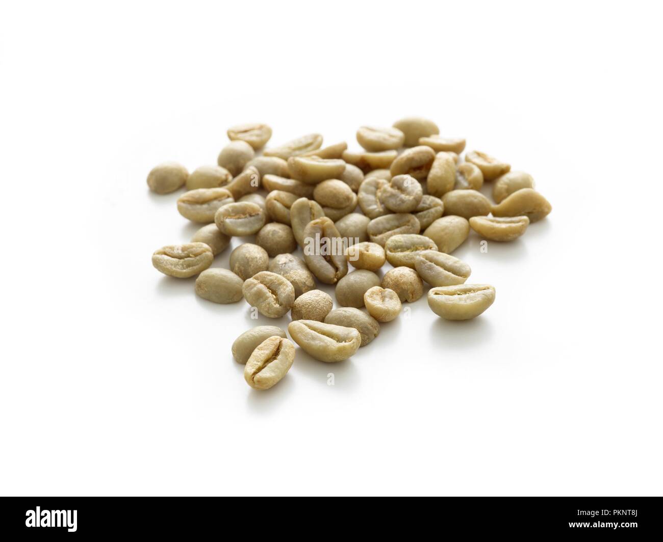 Chicchi verdi di caffè contro uno sfondo bianco. Foto Stock