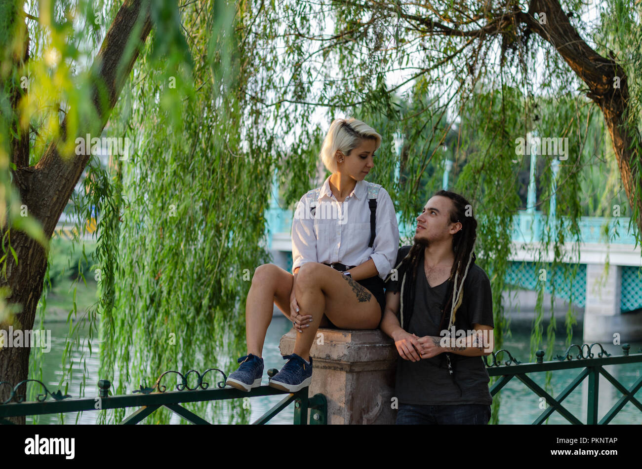 Felici le coppie romantiche nel parco, guardano in ogni altro. Foto Stock