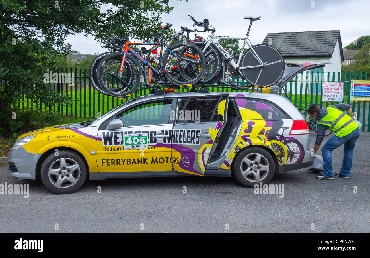 Bicicletta da corsa su strada veicolo di supporto con moto di ricambio sul portapacchi. Foto Stock