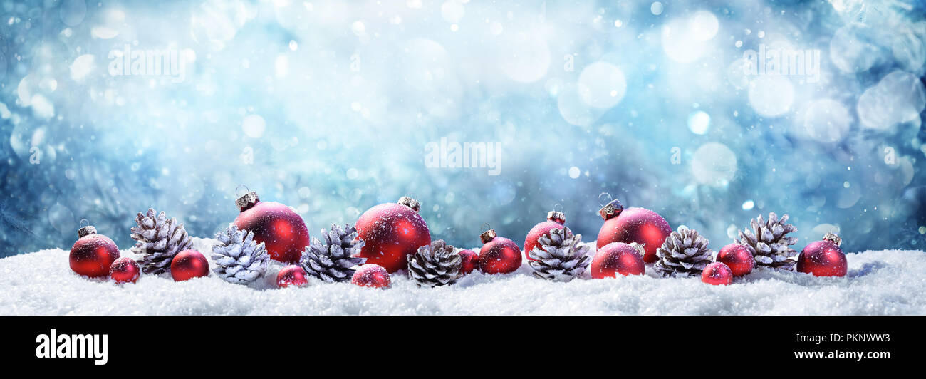 Nevoso Palle di Natale e pigne nelle quali in scena Wintery Foto Stock