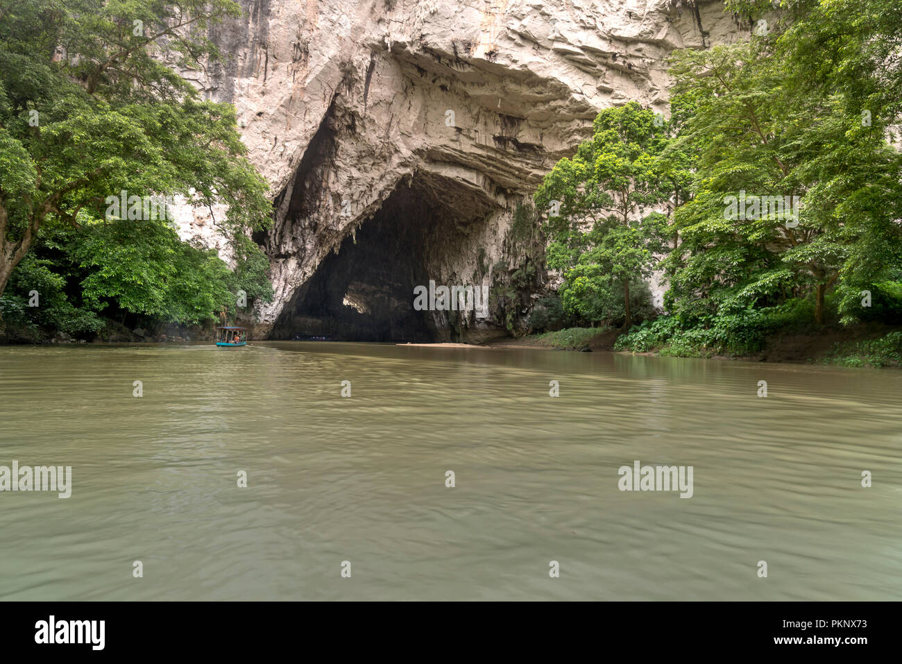 Lo splendido scenario naturale della grotta di Phong con gita in barca a Ba essere Nazione Lago Park è famosa destinazione di viaggio in Bac Kan provincia, Vietnam. Foto Stock