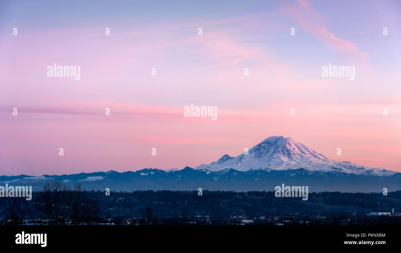 Vista del Monte Rainier vulcano nello Stato di Washington, USA, Pacific Northwest, all'aperto, Natura Foto Stock