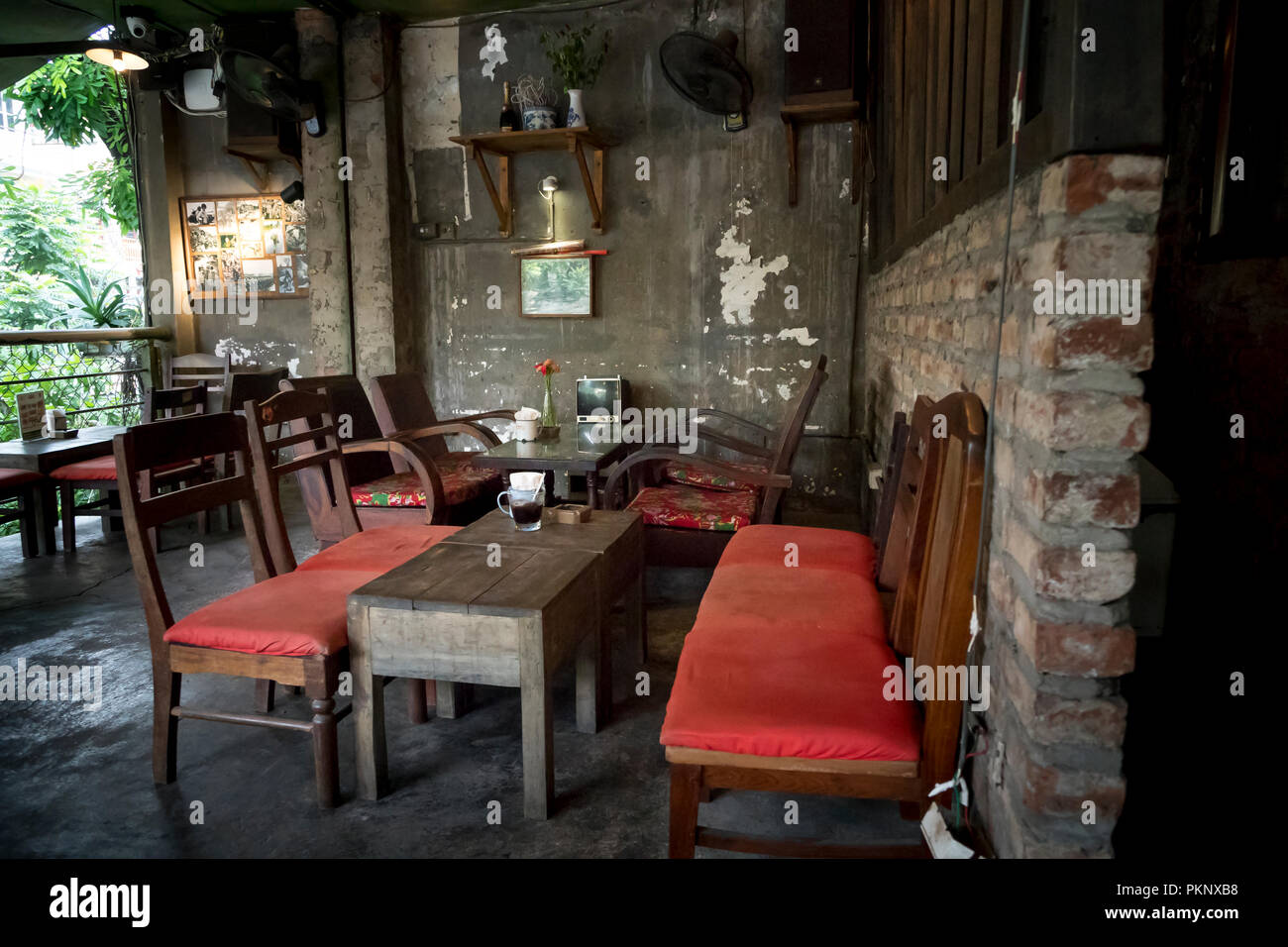 Una caffetteria decorata nello stile della guerra nelle antiche strade di Hanoi. I clienti a venire qui per un caffè e ricordare il passato del wa Foto Stock