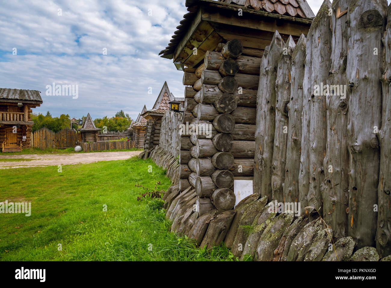 Gate di registri con estremità appuntite con una torre di avvistamento Foto Stock