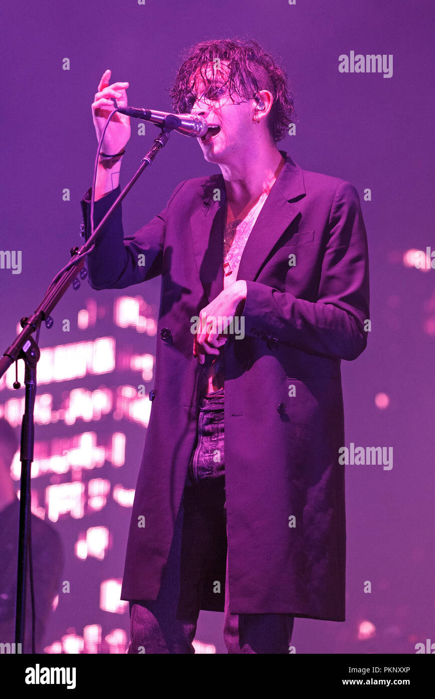 Matteo Healy, cantante del 1975, sul palco durante un festival di maggiori prestazioni in 2017. Matty Healy, Matt Healy, 1975 la cantante. Foto Stock