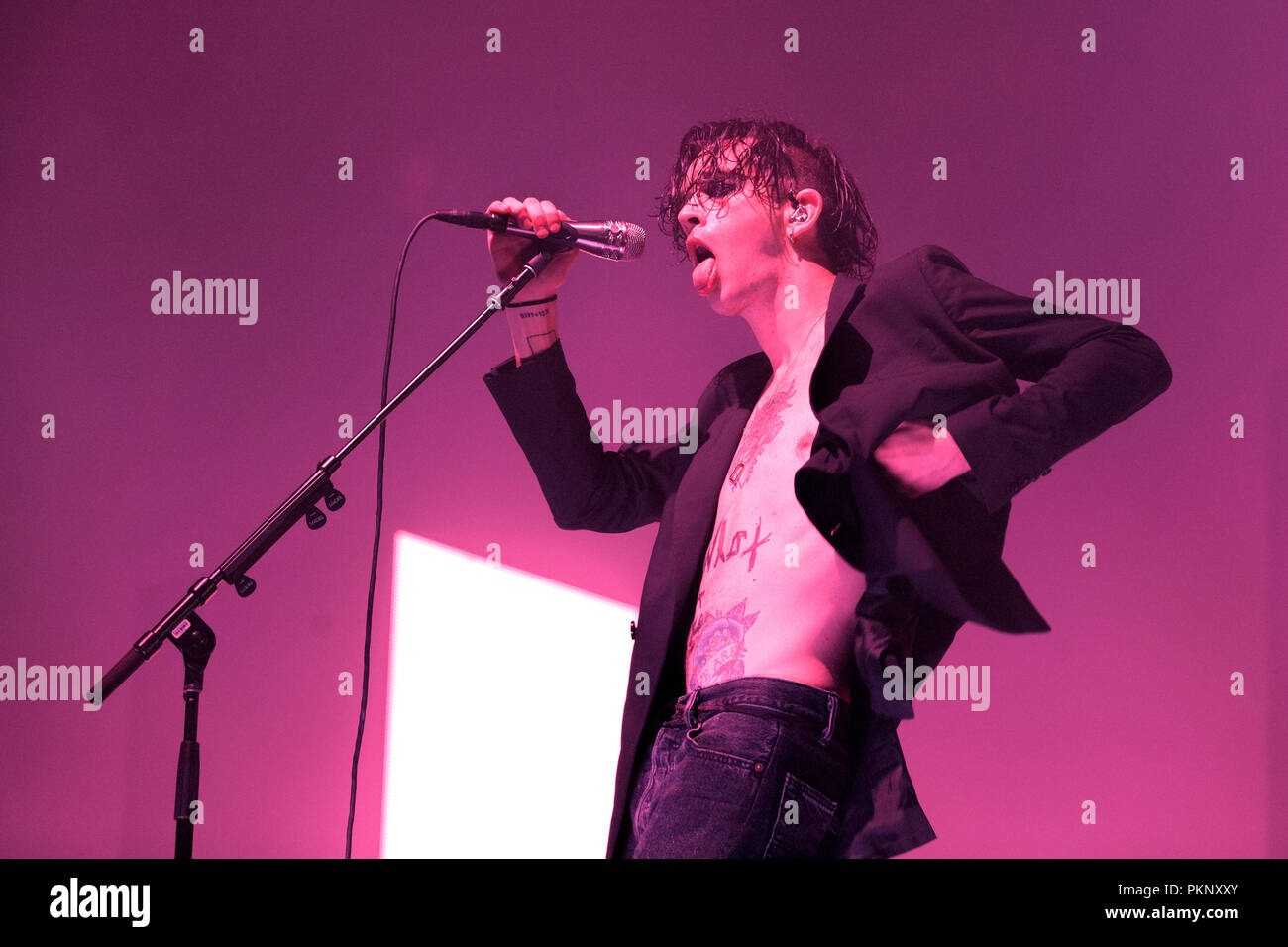 Matteo Healy, cantante del 1975, sul palco durante un festival di maggiori prestazioni in 2017. Matty Healy, Matt Healy, 1975 la cantante. Foto Stock