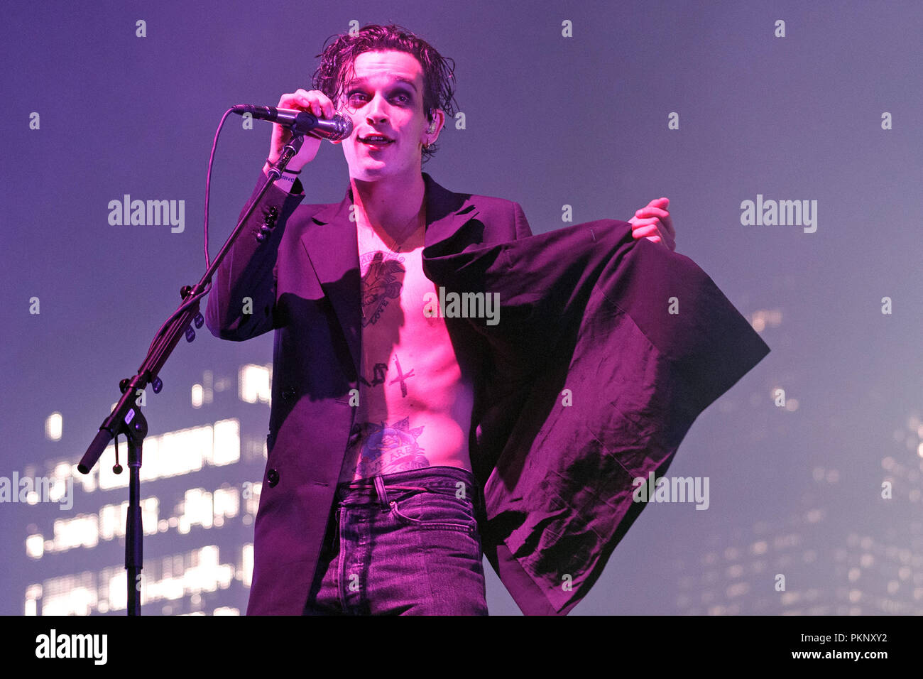 Matteo Healy, cantante del 1975, sul palco durante un festival di maggiori prestazioni in 2017. Matty Healy, Matt Healy, 1975 la cantante. Foto Stock