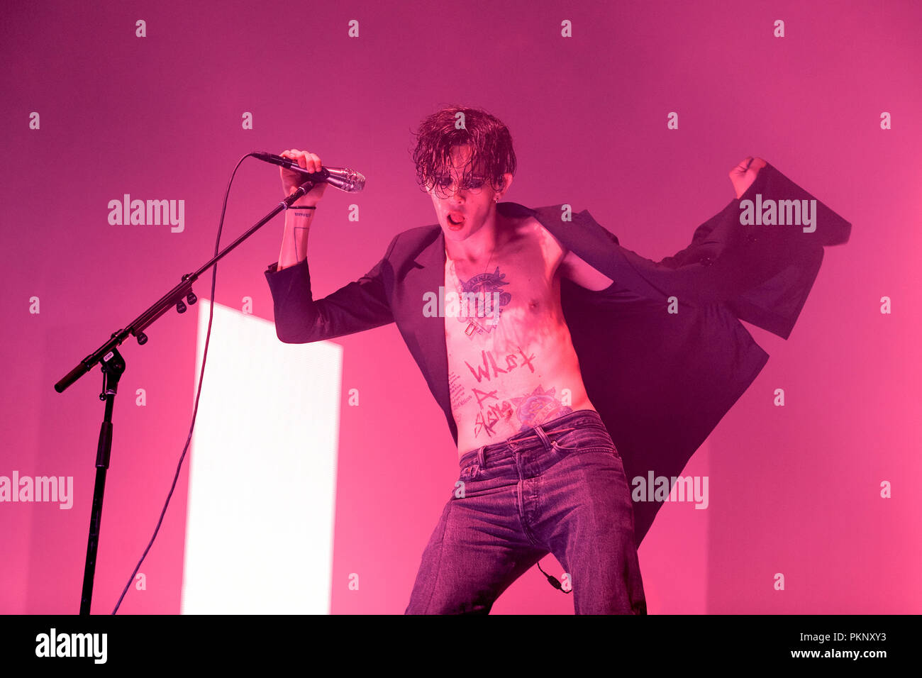 Matteo Healy, cantante del 1975, sul palco durante un festival di maggiori prestazioni in 2017. Matty Healy, Matt Healy, 1975 la cantante. Foto Stock