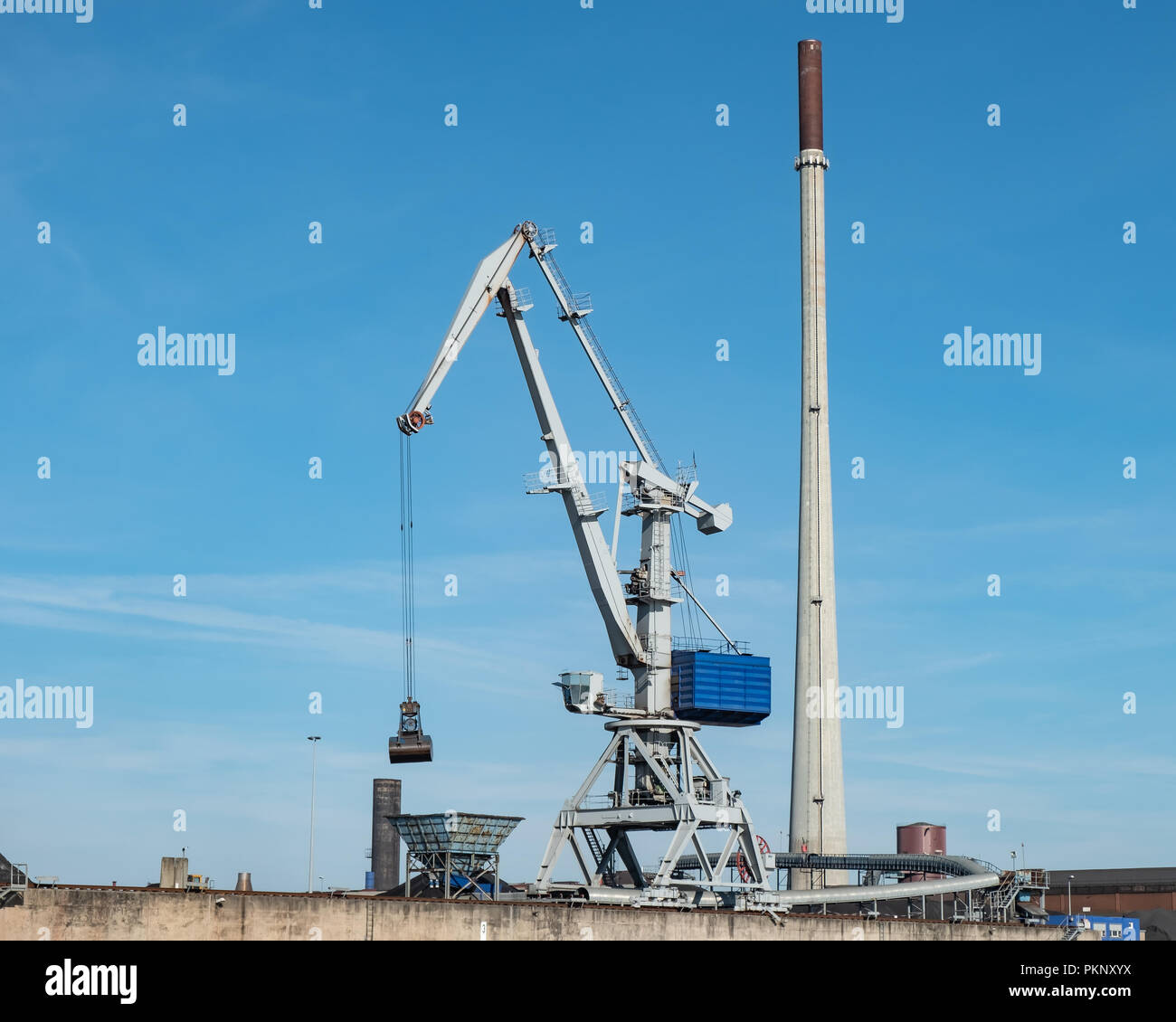 Montato permanentemente su un molo lungo il fiume Reno a utilizzato per svuotare le chiatte piena di carbone. Foto Stock