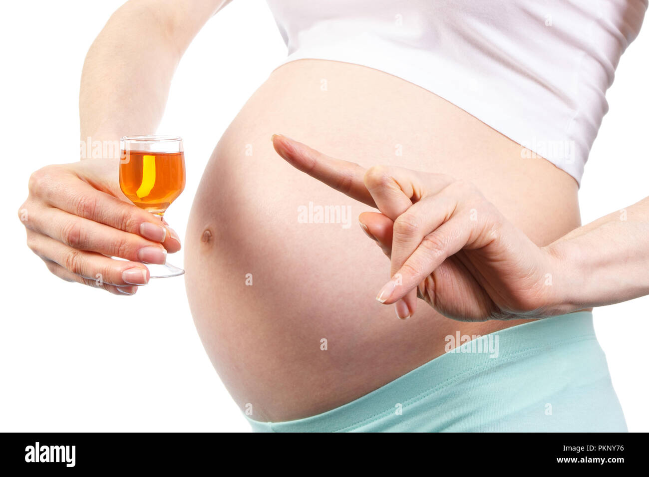 Donna incinta con un bicchiere di vino, il concetto di stili di vita insalubri durante la gravidanza e la maternità Foto Stock