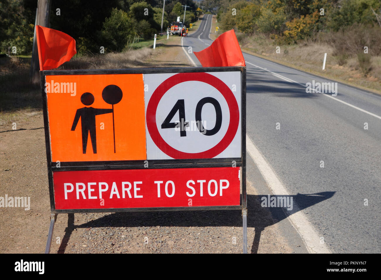 Preparare per il segnale di arresto su una strada di campagna, Victoria, Australia Foto Stock