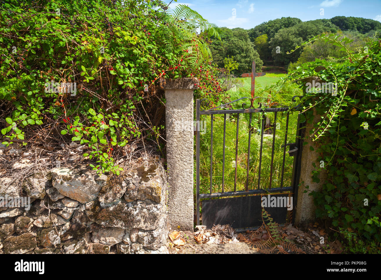 Vecchio arrugginito garden gate con croce in ferro, Corsica, Francia Foto Stock