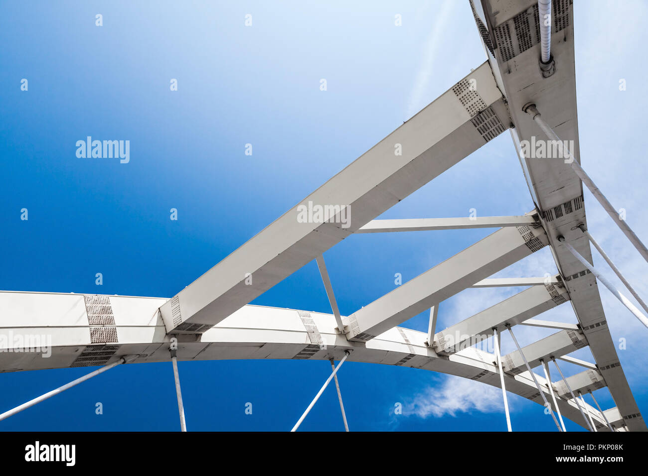 Il cavo bianco-alloggiato frammento ponte sotto il cielo blu. Keelung, Taiwan Foto Stock