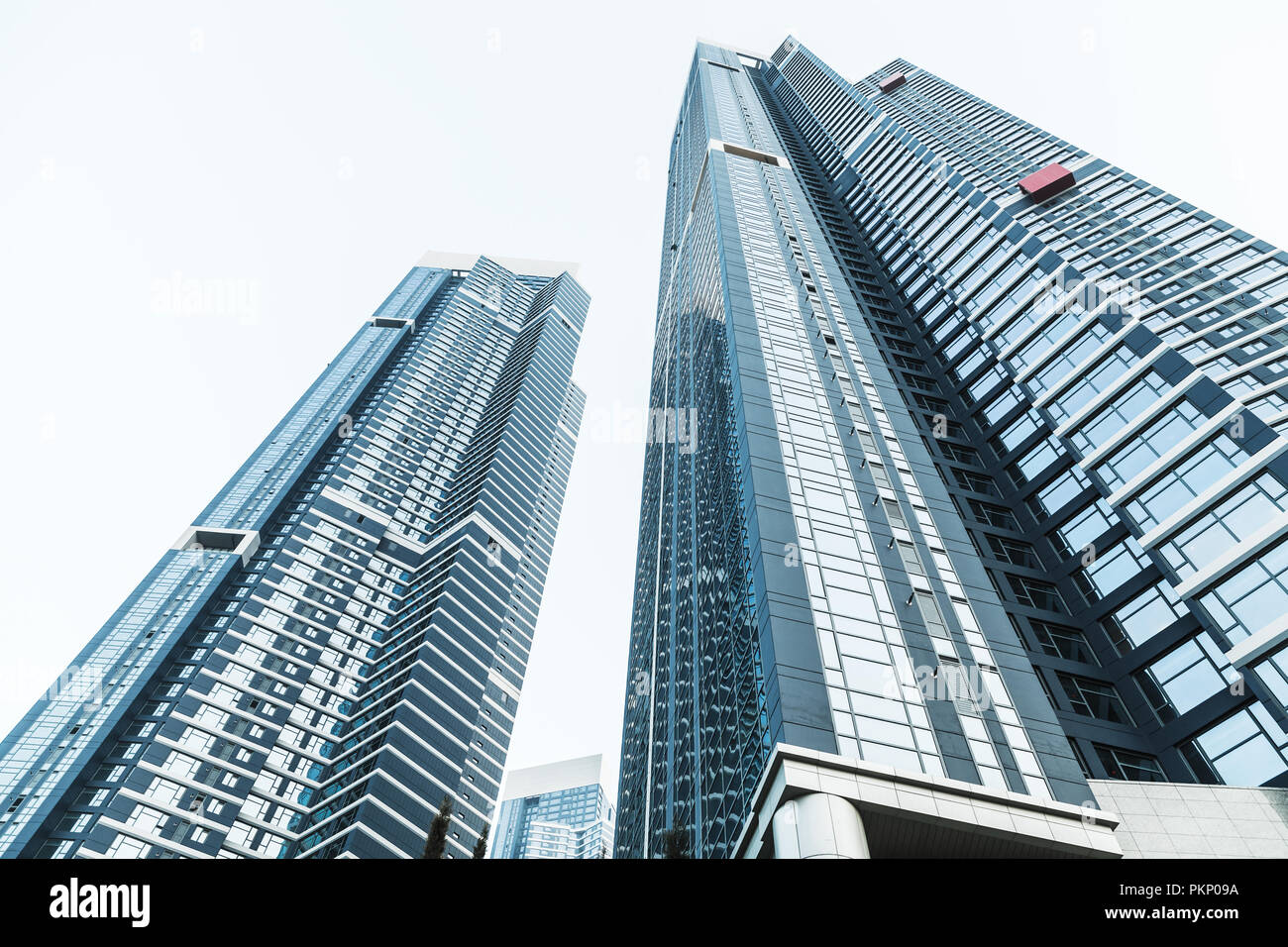 Abstract architettura moderna sfondo, cityscape con living blocco di appartamenti torri sotto il cielo luminoso Foto Stock