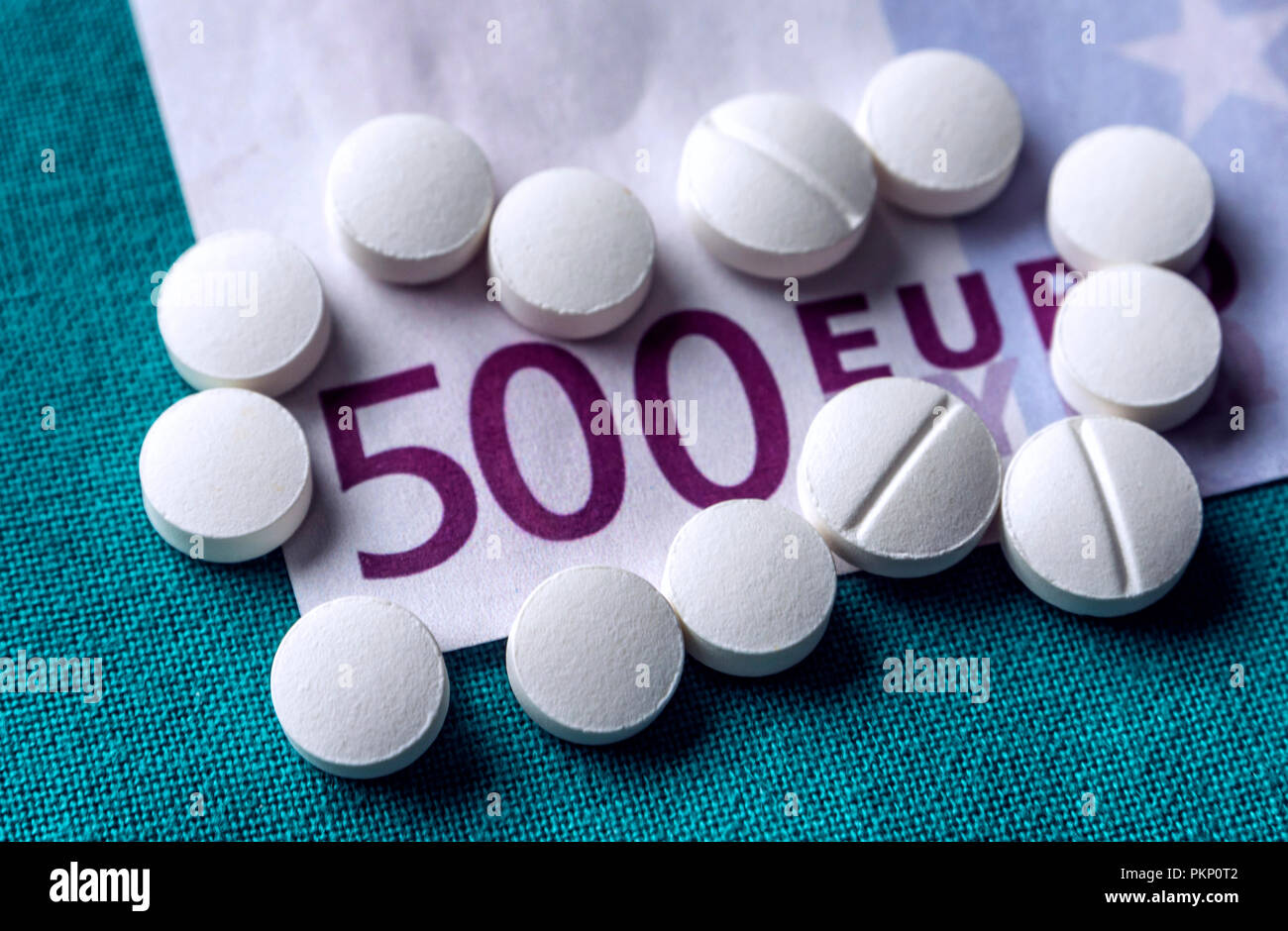 Alcuni farmaci su un biglietto di euro, immagine concettuale copay salute Foto Stock