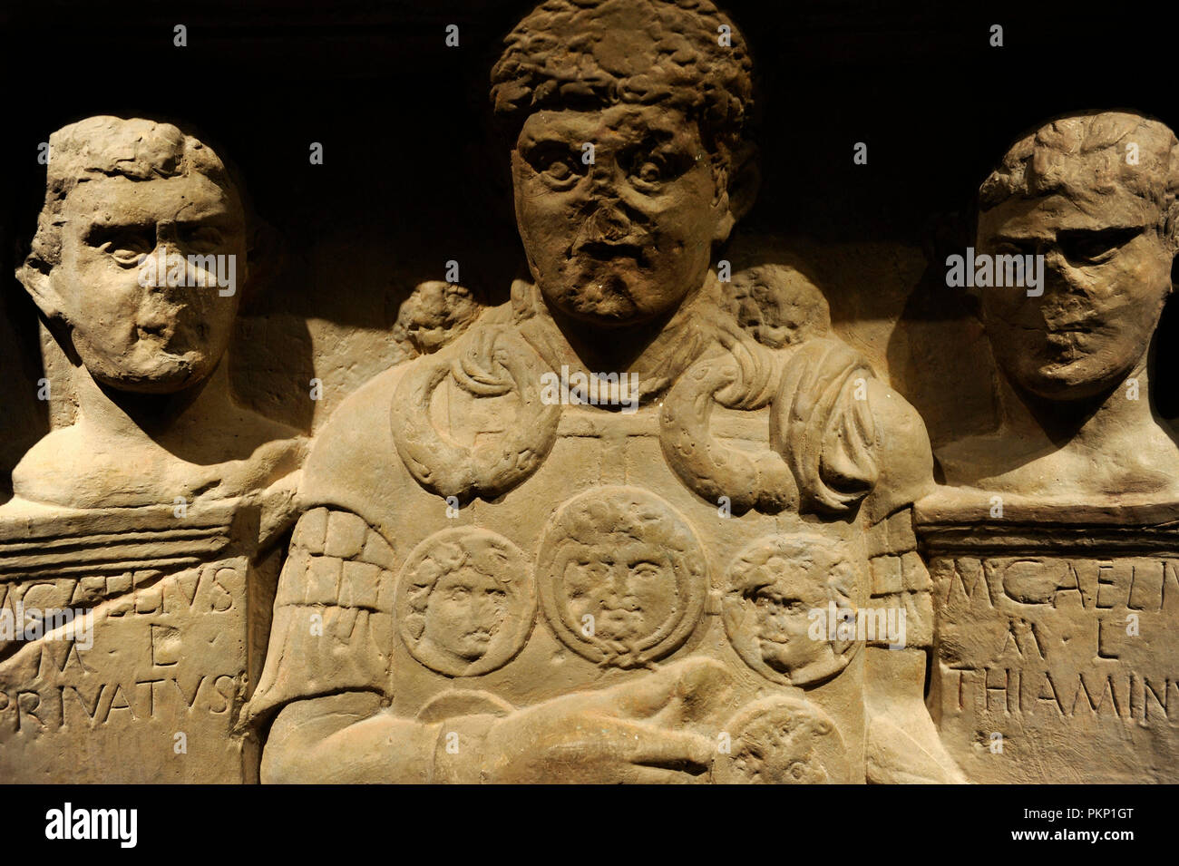 Oggetto contrassegnato per la rimozione definitiva di Centurio Marcus Caelius. Dettaglio. Erworben 1980. Marcus Caelius cadde all'età di 53 insieme con i suoi due schiavi liberati durante la battaglia di varo in 9 CE. Suo fratello aveva questa lapide eretta per lui. Calco della stele. Museo Storico Tedesco. Berlino. Germania. (Originale in Rhenish Museo di Stato di Bonn). Foto Stock