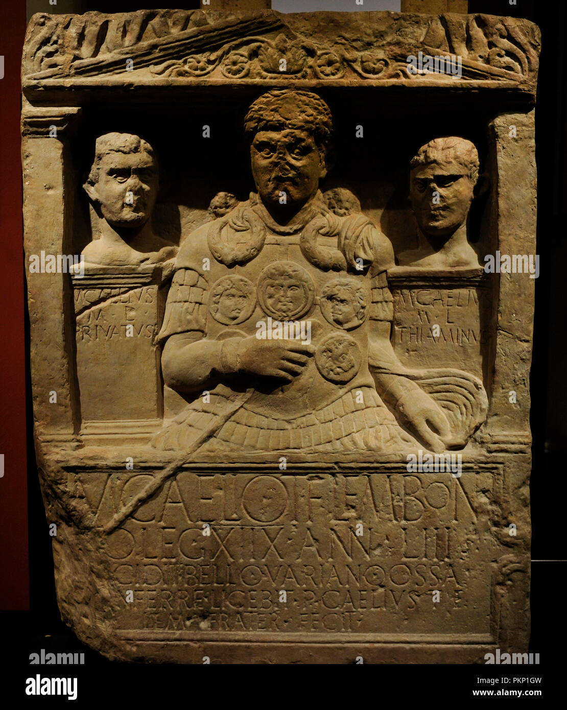 Oggetto contrassegnato per la rimozione definitiva di Centurio Marcus Caelius. Erworben 1980. Marcus Caelius cadde all'età di 53 insieme con i suoi due schiavi liberati durante la battaglia di varo in 9 CE. Suo fratello aveva questa lapide eretta per lui. Calco della stele. Museo Storico Tedesco. Berlino. Germania. (Originale in Rhenish Museo di Stato di Bonn). Foto Stock