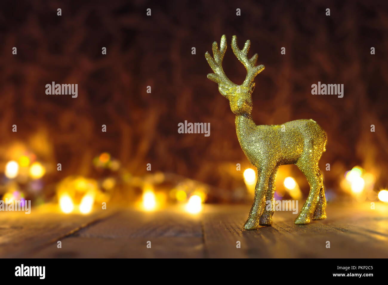 Natale o Capodanno golden renne sfondo con luci e spazio di copia Foto Stock